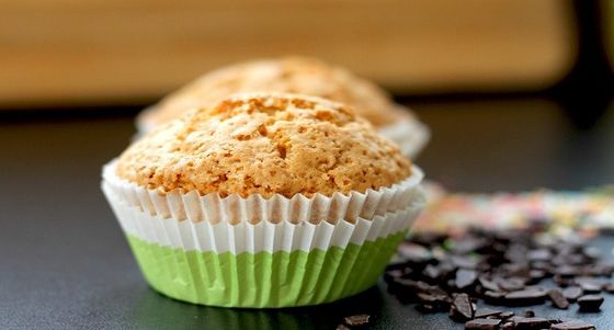 satın al Kuyruklamadan Cupcake Kek Üretim Hattı Otomatik Grout Enjektör Ve Kaplama Makinası Çevrimiçi üretim