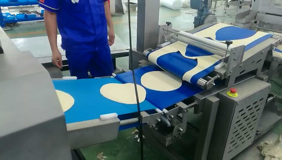 satın al Minimum 2.5 Mm Kalınlık Otomatik Pizza Yapma Makinesi Pizza Tabanı / Kabuk Üretim Hattı Çevrimiçi üretim